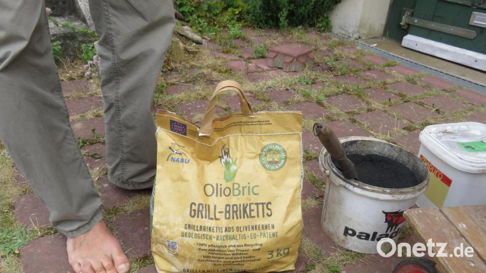 Wer Holzkohle nicht selbst herstellen möchte, da dies sehr aufwendig ist, kann auch ökologische Grillbriketts kaufen und zerkleinern. Bild: ubb