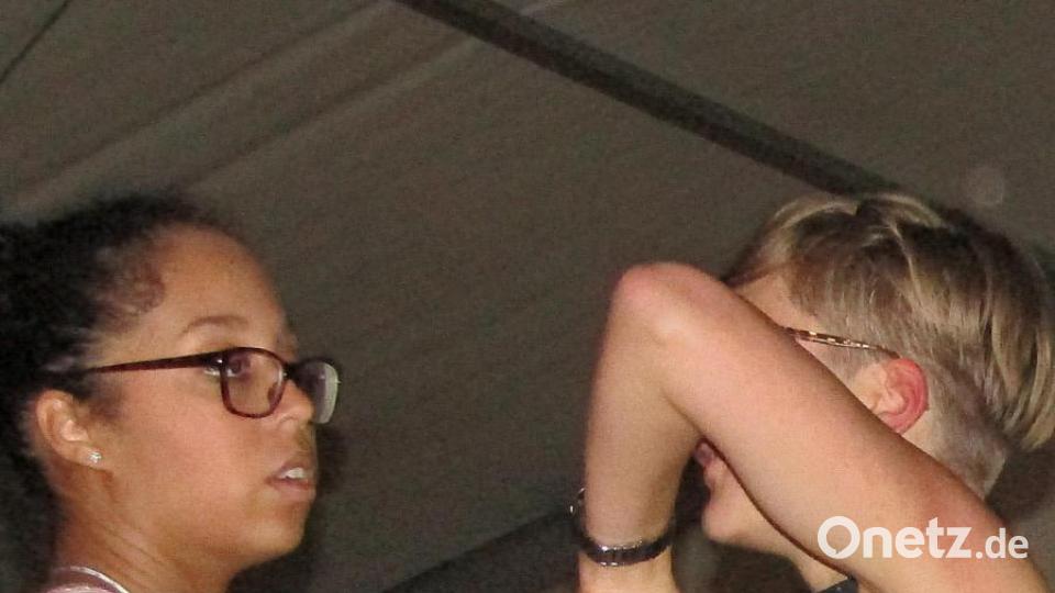 Zur Musik der Boaznhocker wird getanzt. Bild: sck