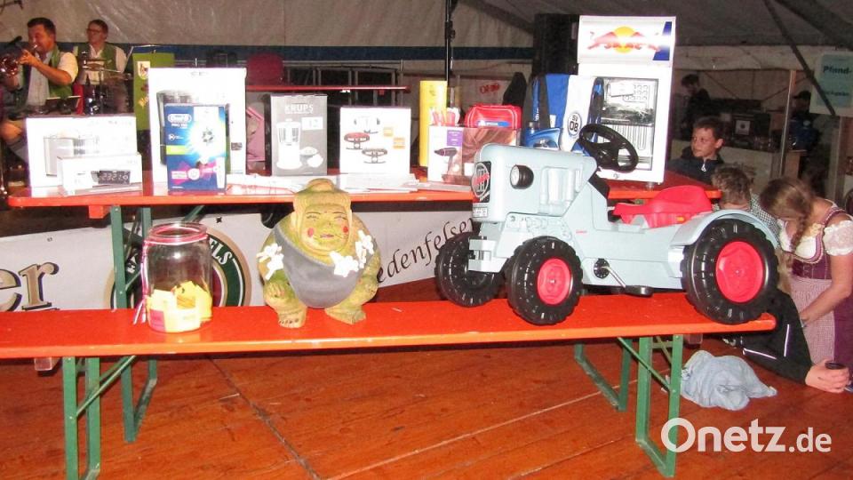 Der Kirwa-Buddha thront, umringt von vielen anderen Preisen, inmitten der Tombola. Bild: sck