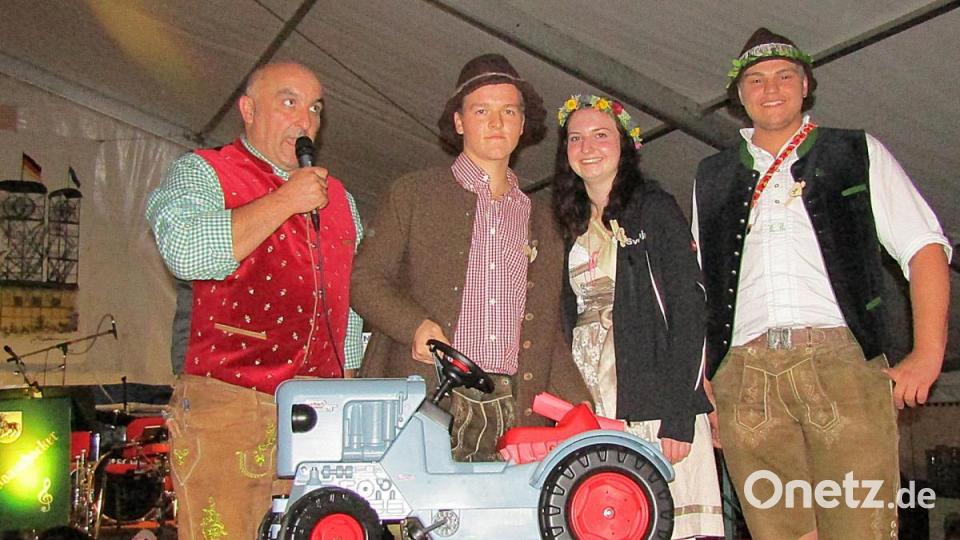 Mehrfach-Gewinner Konstantin Karl sahnt richtig ab und nimmt auch den Tretbulldog in Empfang.
Von links der Chef im Ring, Andreas Waldmann, Konstantin Karl, Glücksfee Svenja und Oberkirwabursch Lukas. Bild: sck