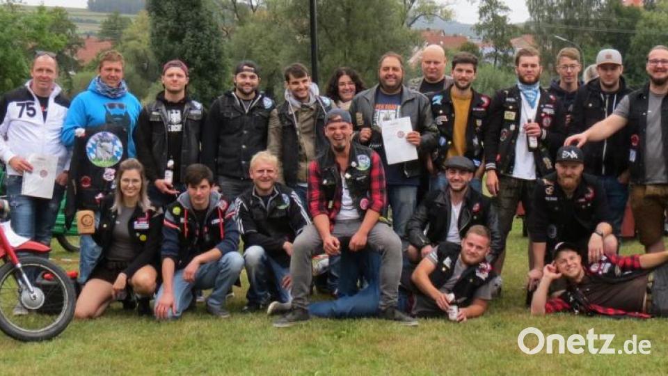 Die "Bavarian Barbarians" freuen sich über ein gelungenes Mopedtreffen. Florian Raabe (Mitte mit Urkunde) bekam für seine Motom (rotes Mofa, bester Originalzustand) einen Preis, und Markus Dirschwigl (links) hatte das älteste Moped (Kreidler, Baujahr 1958). Am weitesten waren die "Wild Hogs" aus dem Steinwald angereist. Die größte Gruppe stellten die "Wildstoiner Boina". Bild: kö