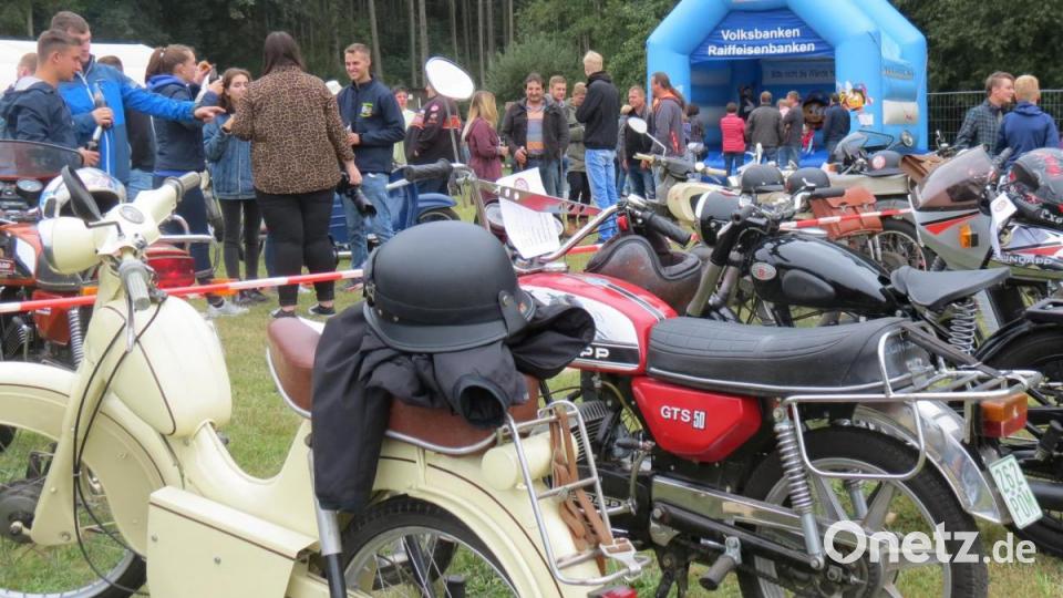 Die Oldtimer lieferten viel Gesprächsstoff und beim Nachwuchs sorgte die Hüpfburg für Abwechslung. Bild: kö