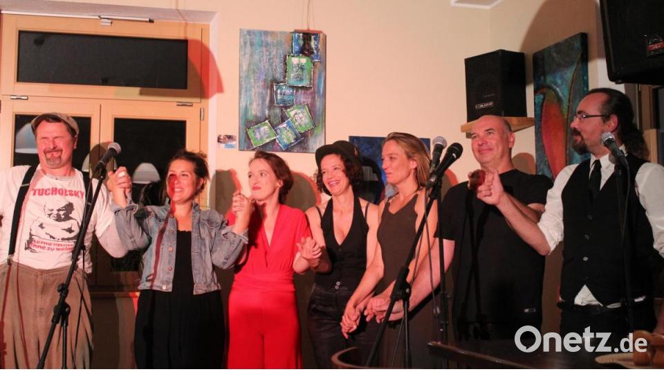 Das Ensemble von &quot;Land Über&quot; mit Mario Eick (von links), Anna März, Claudia Roick, Antje Hobucher, Katja Klemt, Werner Schwarz und Jules Feuillet. Bild: Susanne Forster