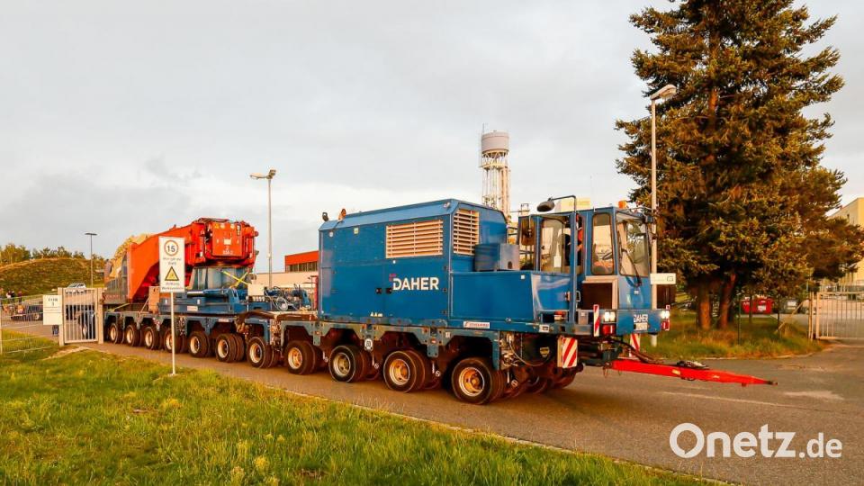 546 Tonnen bringt der Schwertransport auf die Waage, der am Montagabend vom Müllkraftwerk Dachelhofen zum Umspannwerk bei Büchelkühn rollt. Bild: Hösamer