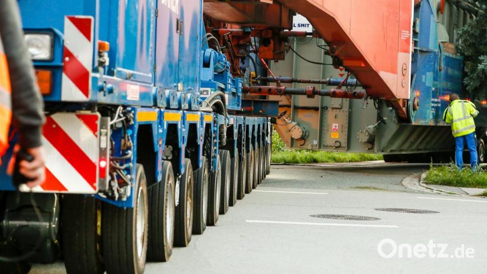546 Tonnen bringt der Schwertransport auf die Waage, der am Montagabend vom Müllkraftwerk Dachelhofen zum Umspannwerk bei Büchelkühn rollt. Bild: Hösamer