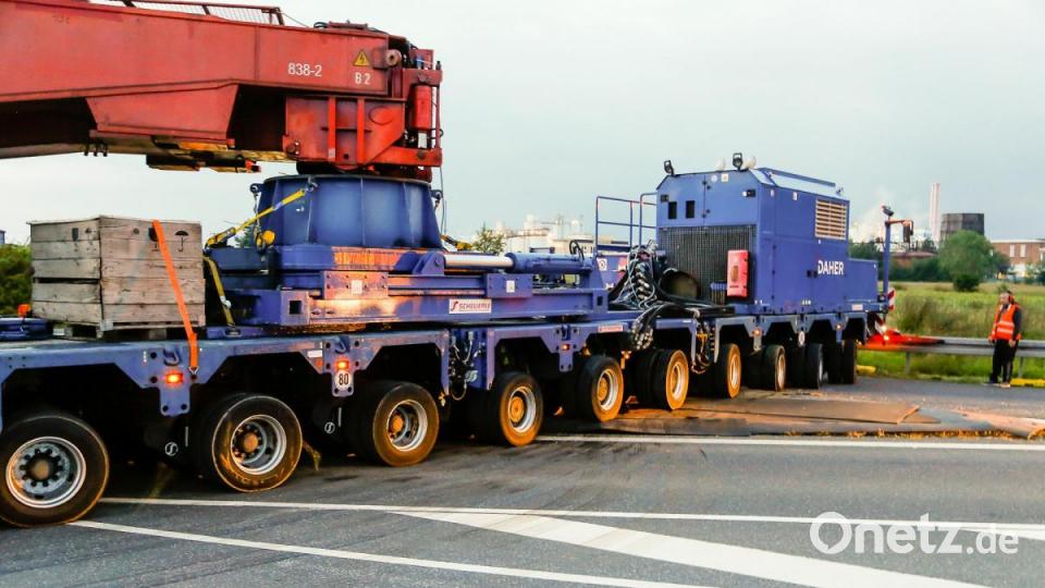 546 Tonnen bringt der Schwertransport auf die Waage, der am Montagabend vom Müllkraftwerk Dachelhofen zum Umspannwerk bei Büchelkühn rollt. Bild: Hösamer