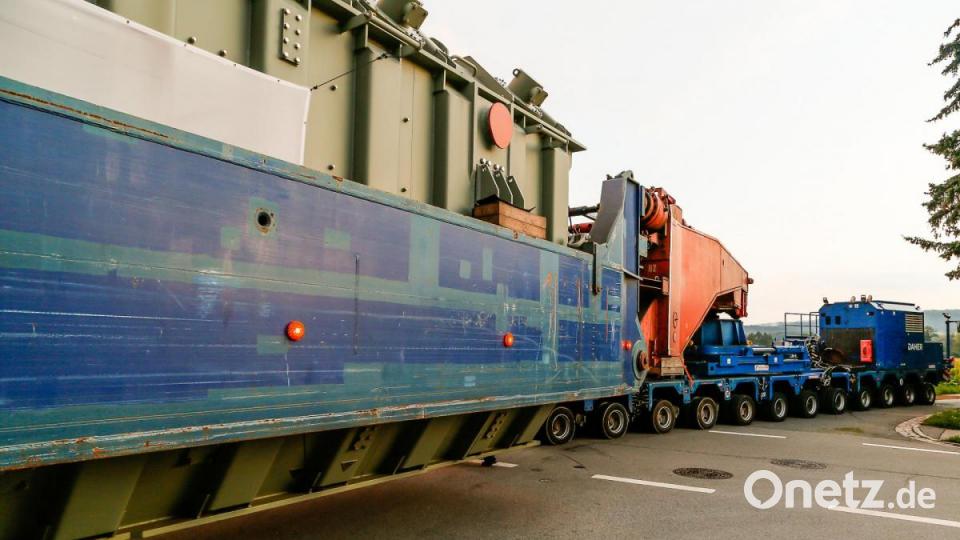 546 Tonnen bringt der Schwertransport auf die Waage, der am Montagabend vom Müllkraftwerk Dachelhofen zum Umspannwerk bei Büchelkühn rollt. Bild: Hösamer