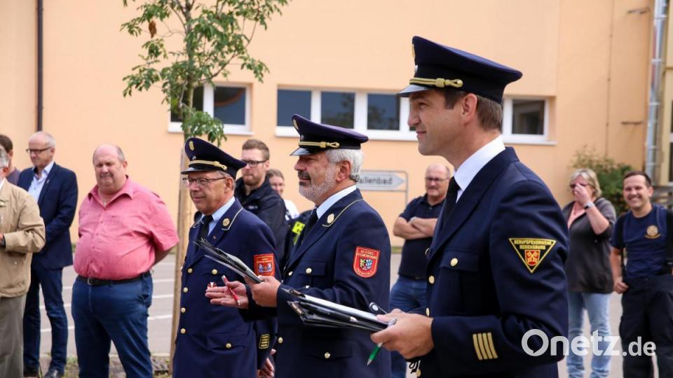 Die Schiedsrichter (voon links, in Uniform): Ehren-Kreisbrandrat Franz Iberer, Kreisbrandrat Fredi Weiß und Leitender Branddirektor Johannes Buchhauser. Bild: egl