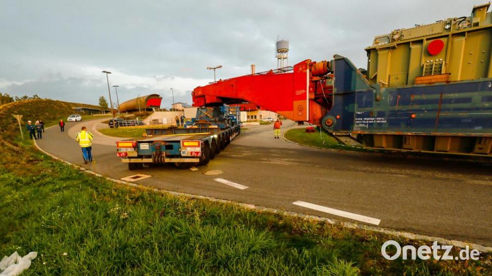 546 Tonnen bringt der Schwertransport auf die Waage, der am Montagabend vom Müllkraftwerk Dachelhofen zum Umspannwerk bei Büchelkühn rollt. Bild: Hösamer