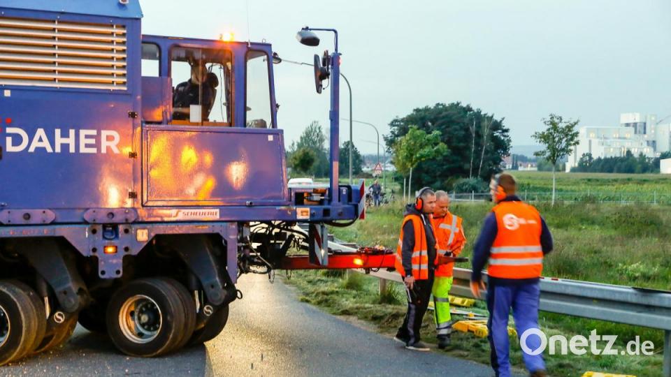 546 Tonnen bringt der Schwertransport auf die Waage, der am Montagabend vom Müllkraftwerk Dachelhofen zum Umspannwerk bei Büchelkühn rollt. Bild: Hösamer