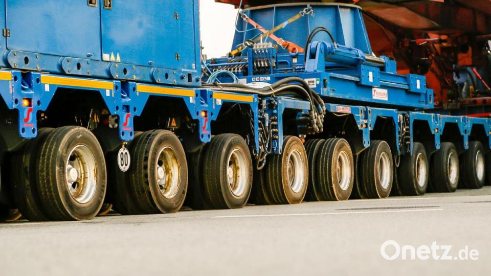 546 Tonnen bringt der Schwertransport auf die Waage, der am Montagabend vom Müllkraftwerk Dachelhofen zum Umspannwerk bei Büchelkühn rollt. Bild: Hösamer