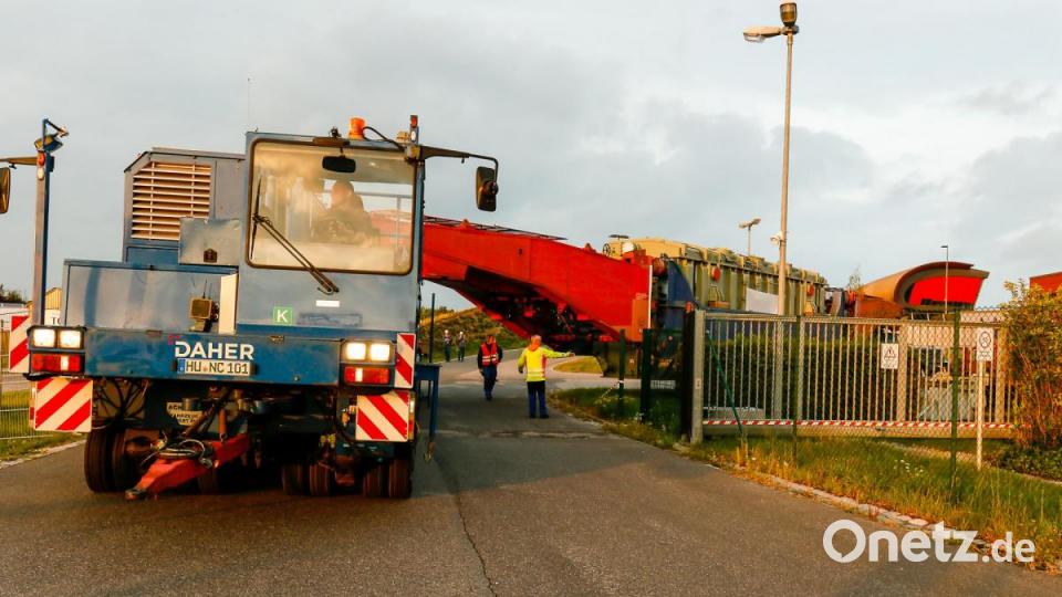 546 Tonnen bringt der Schwertransport auf die Waage, der am Montagabend vom Müllkraftwerk Dachelhofen zum Umspannwerk bei Büchelkühn rollt. Bild: Hösamer