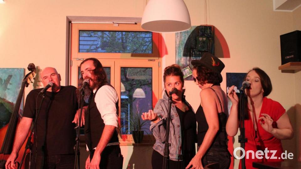 &quot;Let&#039;s go crazy&quot; – beim Eröffnungslied bewegen sich die Sänger wie Zombies. Bild: Susanne Forster