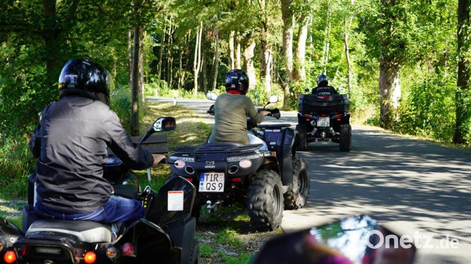 In der Kolonne geht es mit dem Quad durch den Wald. Bild: gld
