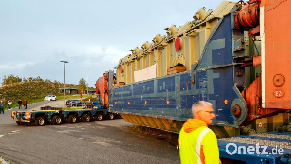 546 Tonnen bringt der Schwertransport auf die Waage, der am Montagabend vom Müllkraftwerk Dachelhofen zum Umspannwerk bei Büchelkühn rollt. Bild: Hösamer