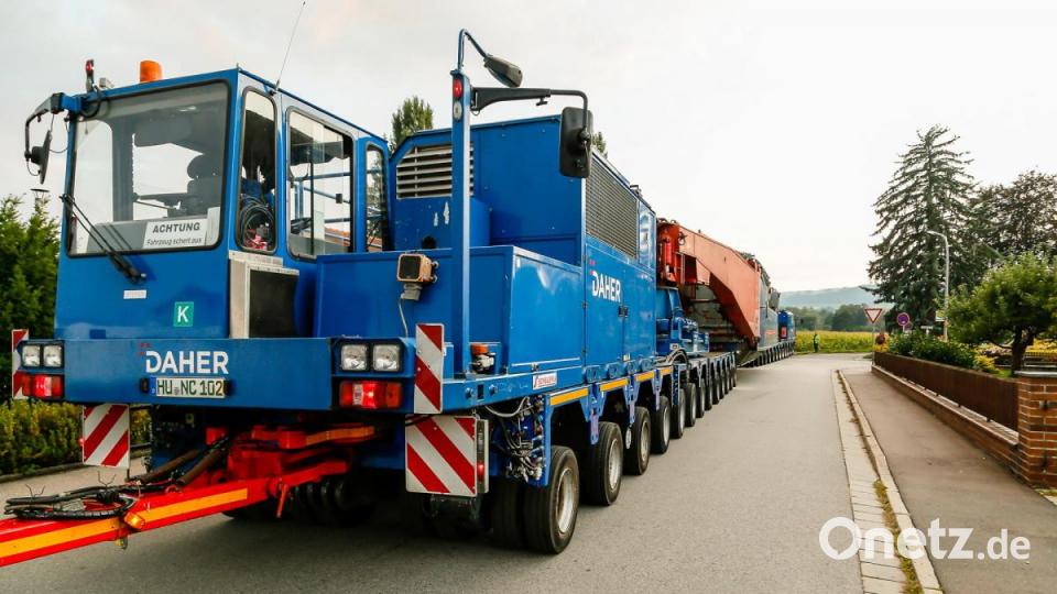 546 Tonnen bringt der Schwertransport auf die Waage, der am Montagabend vom Müllkraftwerk Dachelhofen zum Umspannwerk bei Büchelkühn rollt. Bild: Hösamer