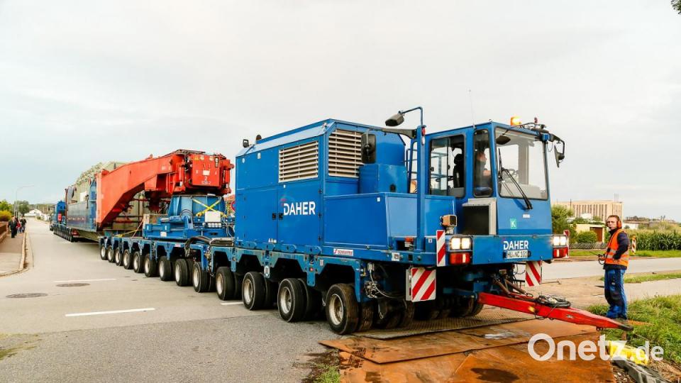 546 Tonnen bringt der Schwertransport auf die Waage, der am Montagabend vom Müllkraftwerk Dachelhofen zum Umspannwerk bei Büchelkühn rollt. Bild: Hösamer