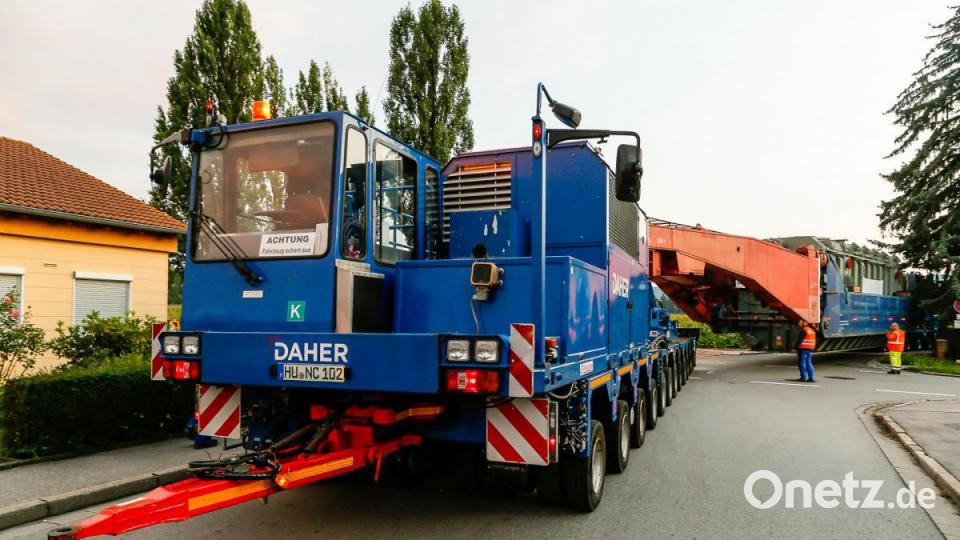 546 Tonnen bringt der Schwertransport auf die Waage, der am Montagabend vom Müllkraftwerk Dachelhofen zum Umspannwerk bei Büchelkühn rollt. Bild: Hösamer