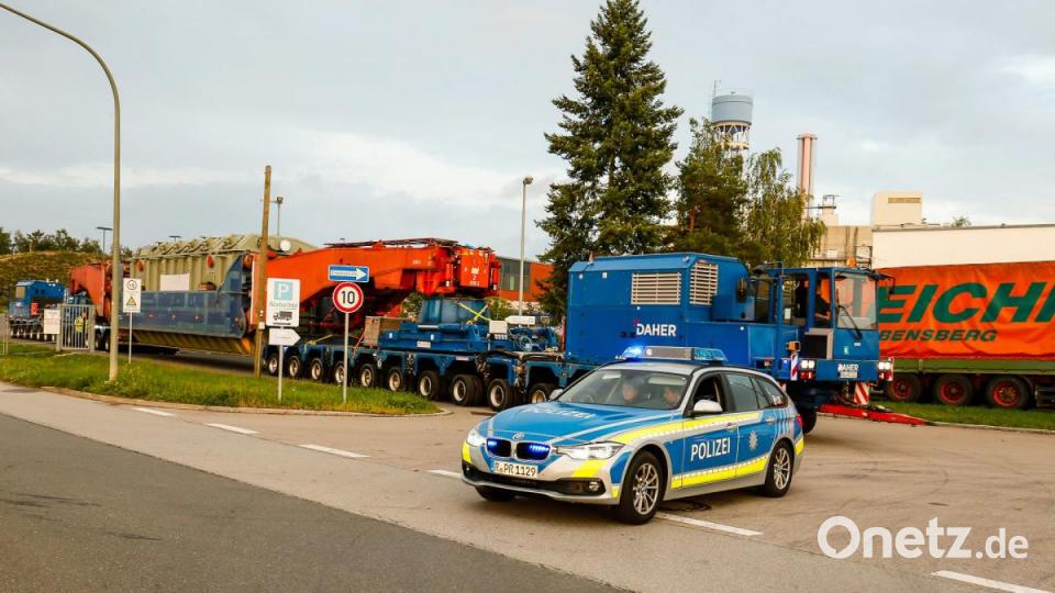 546 Tonnen bringt der Schwertransport auf die Waage, der am Montagabend vom Müllkraftwerk Dachelhofen zum Umspannwerk bei Büchelkühn rollt. Bild: Hösamer