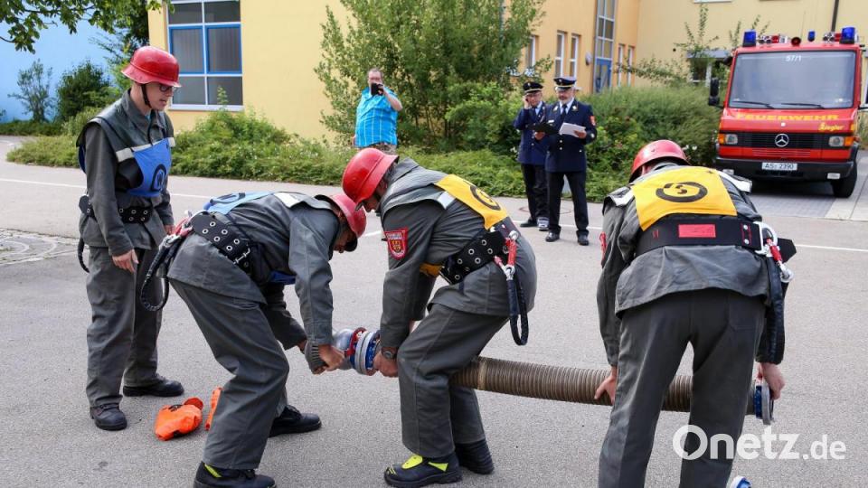 Das Saugschlauchkuppeln: Die Feuerwehr von heute zeigt, wie das damals war. Bild: egl
