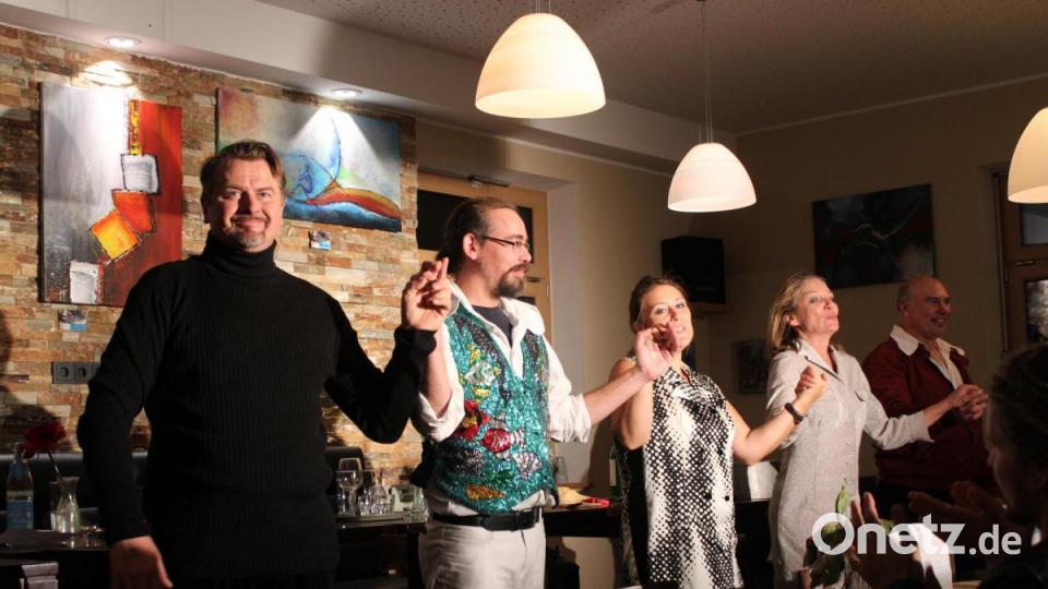Das &quot;Brust oder Keule&quot;-Ensemble mit Mario Eick (von links), Jules Feuillet, Anna März, Katja Klemt und Werner Schwarz. Bild: Susanne Forster