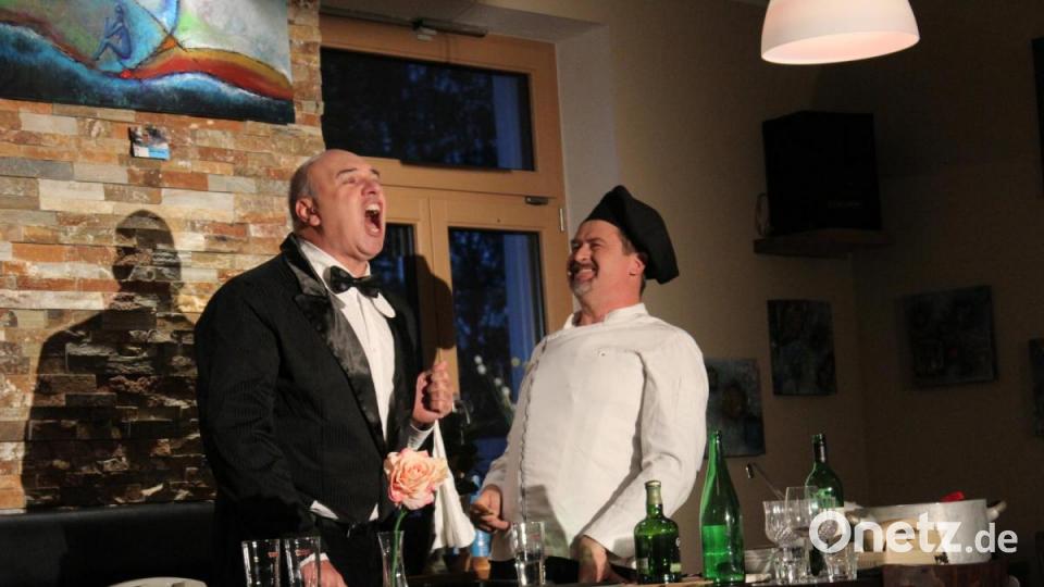 Werner Schwarz als Kellner &quot;Mustaf&quot; und Mario Eick als Koch &quot;Paul Mabuse&quot;. Bild: Susanne Forster