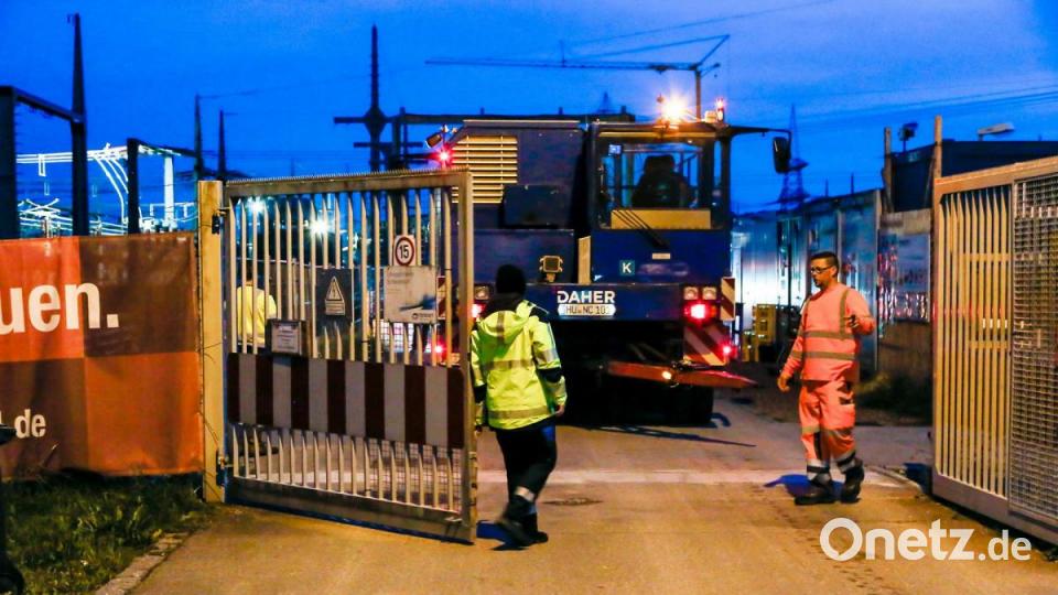 Geschafft: Der Schwertransport ist im Umspannwerk angekommen. Tennet-Mitarbeiters schließen die Tore. Bild: Hösamer