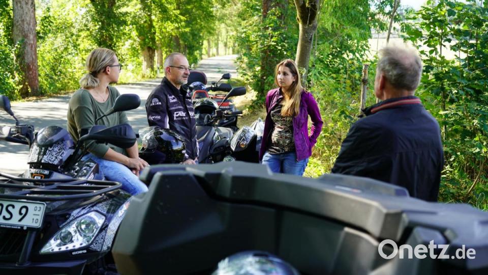 Auf der geführten Bio-Erlebnistour erklärt Michael Zuber, Inhaber des Quadcenters-Steinwald in Schöhnhaid, die einzelnen Stationen. Bild: gld