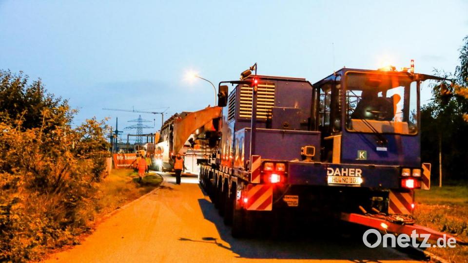 546 Tonnen bringt der Schwertransport auf die Waage, der am Montagabend vom Müllkraftwerk Dachelhofen zum Umspannwerk bei Büchelkühn rollt. Bild: Hösamer
