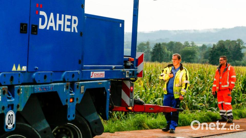 546 Tonnen bringt der Schwertransport auf die Waage, der am Montagabend vom Müllkraftwerk Dachelhofen zum Umspannwerk bei Büchelkühn rollt. Bild: Hösamer