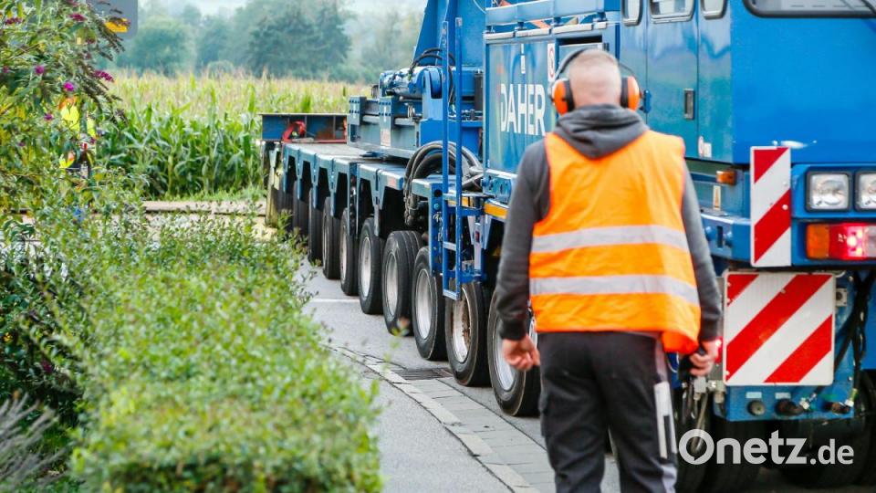 546 Tonnen bringt der Schwertransport auf die Waage, der am Montagabend vom Müllkraftwerk Dachelhofen zum Umspannwerk bei Büchelkühn rollt. Bild: Hösamer