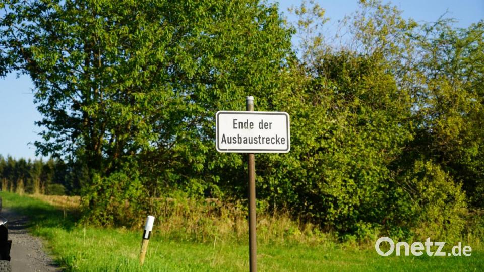 &quot;Ende der Ausbaustrecke&quot; steht auf dem Schild. Die Quadtour geht nicht nur über Teer, sondern auch über Flur- und Schotterwege. Bild: gld