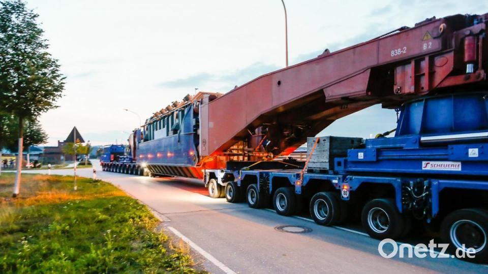 546 Tonnen bringt der Schwertransport auf die Waage, der am Montagabend vom Müllkraftwerk Dachelhofen zum Umspannwerk bei Büchelkühn rollt. Bild: Hösamer