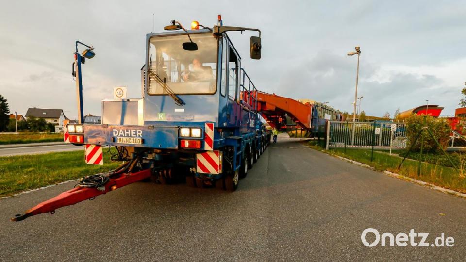 546 Tonnen bringt der Schwertransport auf die Waage, der am Montagabend vom Müllkraftwerk Dachelhofen zum Umspannwerk bei Büchelkühn rollt. Bild: Hösamer