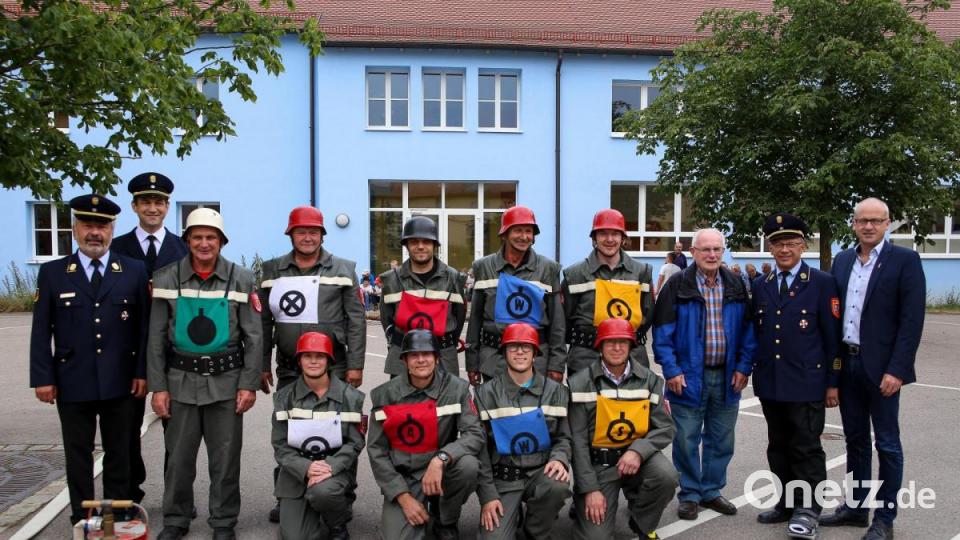 Die gesamte Löschgruppe mit ehemaligen Feuerwehrkameraden, Bürgermeister Bernhard Lindner (rechts) und den Schiedsrichtern, Kreisbrandrat Fredi Weiß, Leitender Branddirektor Johannes Buchhauser (links) und Ehren-Kreisbrandrat Franz Iberer (Zweiter von rechts). Bild: egl