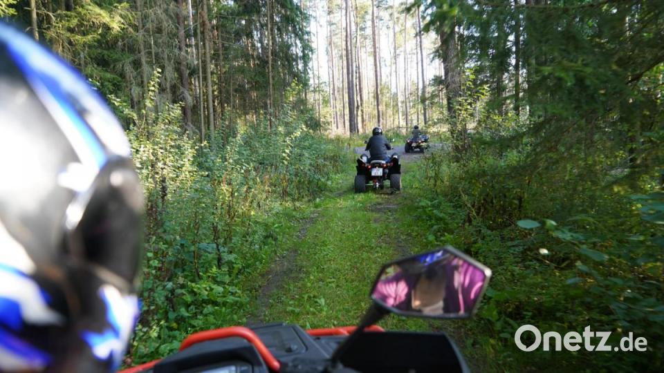 Über Waldwege ist es gar nicht so einfach, das Quad zu steuern. Da muss man schon mal aufs Gas drücken, um den anderen Teilnehmern hinterher zu kommen. Bild: gld