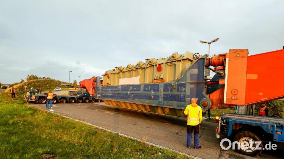 546 Tonnen bringt der Schwertransport auf die Waage, der am Montagabend vom Müllkraftwerk Dachelhofen zum Umspannwerk bei Büchelkühn rollt. Bild: Hösamer