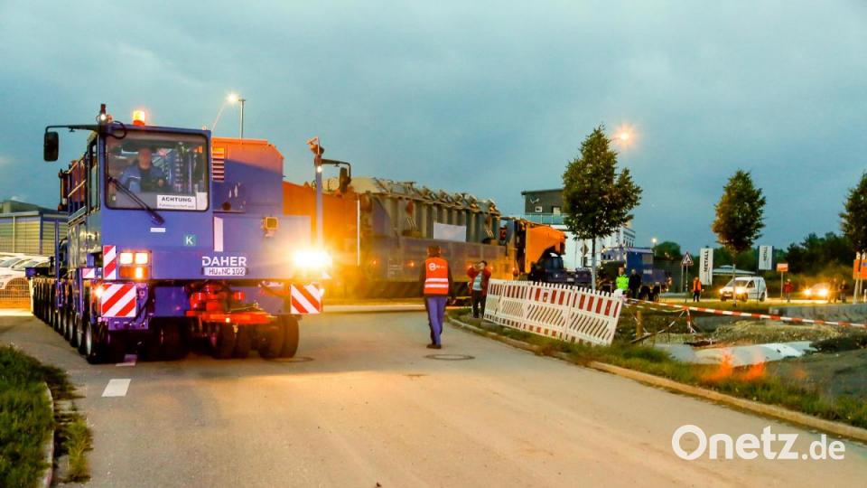 546 Tonnen bringt der Schwertransport auf die Waage, der am Montagabend vom Müllkraftwerk Dachelhofen zum Umspannwerk bei Büchelkühn rollt. Bild: Hösamer
