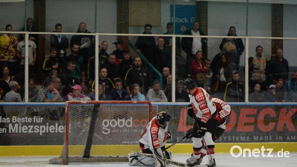 Das Legendenspiel des ERSC Amberg hat am Samstag alle Erwartungen erfüllt und teilweise sogar übertroffen. Verein und Fans machten ein großes Fest daraus. Bild: Brückmann