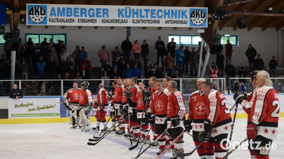 Das Legendenspiel des ERSC Amberg hat am Samstag alle Erwartungen erfüllt und teilweise sogar übertroffen. Verein und Fans machten ein großes Fest daraus. Bild: Brückmann