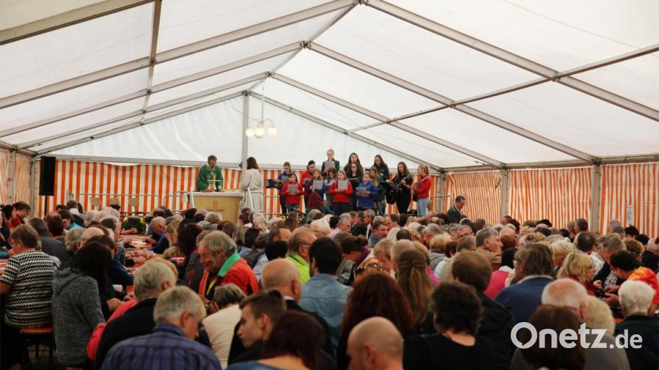 Pfarrer Martin Besold feierte mit den Festbesuchern die Messe, die der Kinder- und Jugendchor Immenreuth musikalisch umrahmte. Bild: JOCHEN NEUMANN 
ERBENDORF