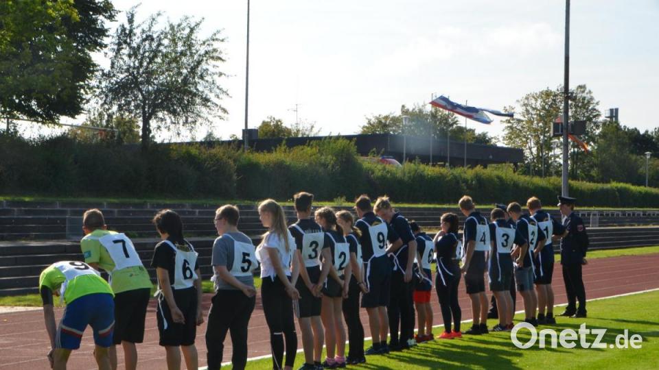 Leistungsbewertung zum Erwerb der Jugendleistungsspange der Deutschen Jugendfeuerwehr im Vohenstraußer Sportzentrum. Bild: dob