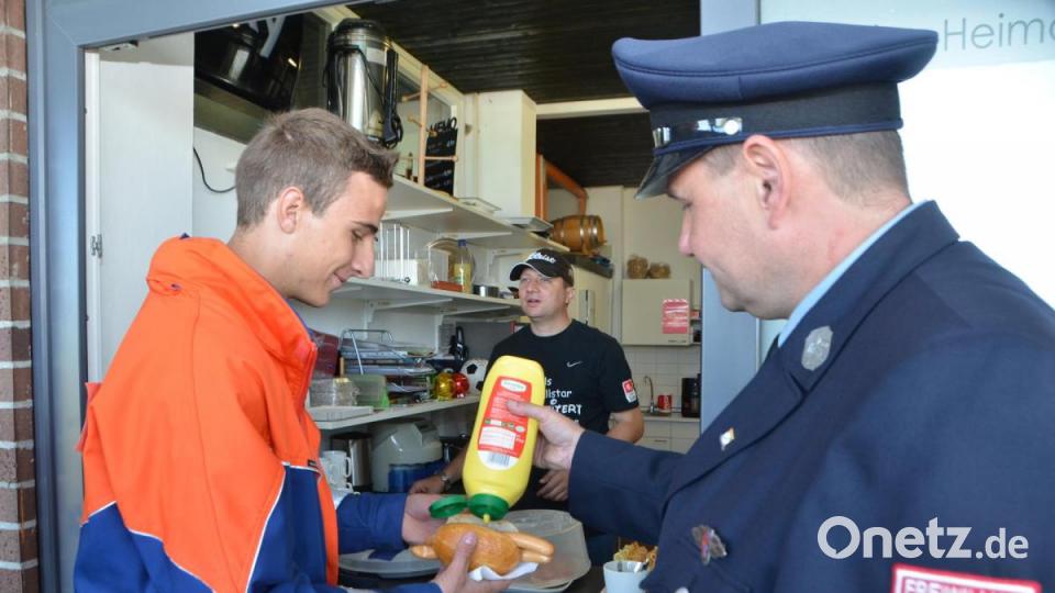 Jetzt gibt es auch für die Teilnehmer eine Brotzeitpause. Der Vohenstraußer Jugendwart Thomas Beierl (rechts) gibt seinen Senf dazu. Bild: dob
