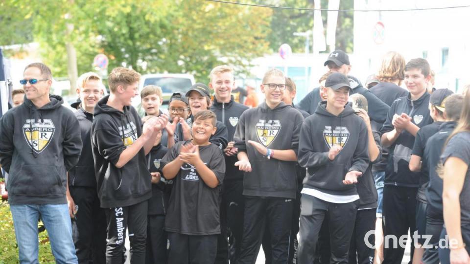 Das Legendenspiel des ERSC Amberg hat am Samstag alle Erwartungen erfüllt und teilweise sogar übertroffen. Verein und Fans machten ein großes Fest daraus. Bild: Brückmann