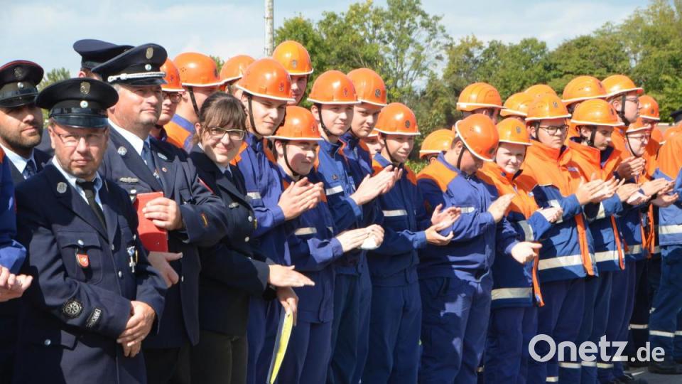 Leistungsbewertung zum Erwerb der Jugendleistungsspange der Deutschen Jugendfeuerwehr im Vohenstraußer Sportzentrum. Bild: dob