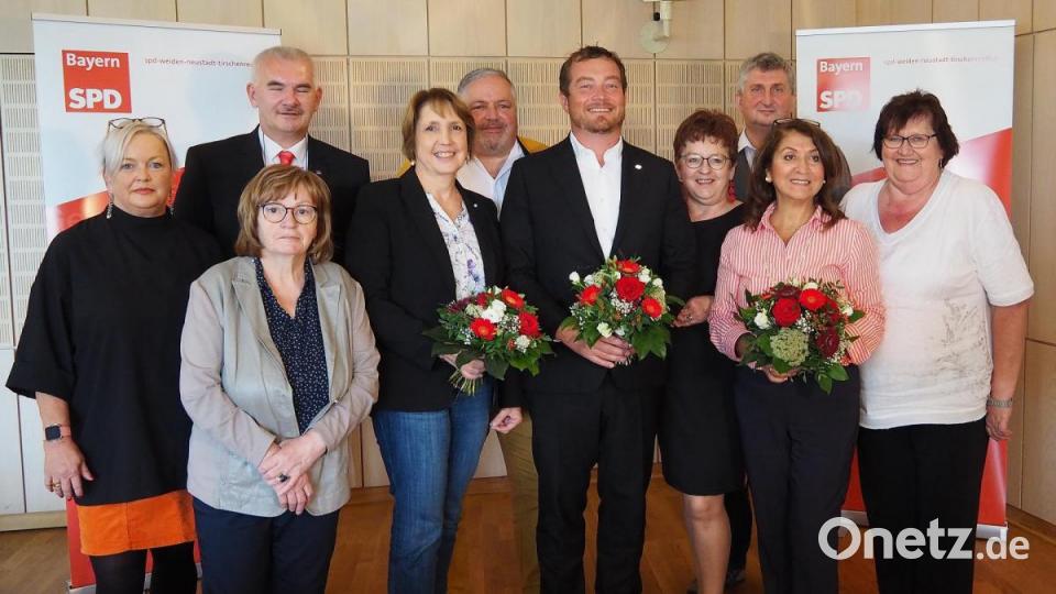Der wiedergewählte Vorstand des SPD-Unterbezirks Weiden-Neustadt-Tirschenreuth mit Vorsitzendem Uli Grötsch (vorne Dritter von links) Bild: Bühner