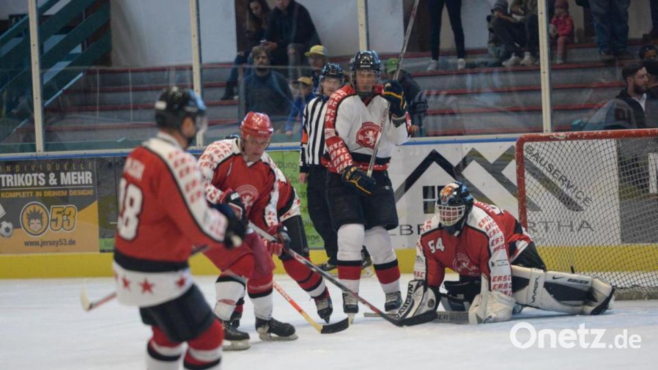 Das Legendenspiel des ERSC Amberg hat am Samstag alle Erwartungen erfüllt und teilweise sogar übertroffen. Verein und Fans machten ein großes Fest daraus. Bild: Brückmann