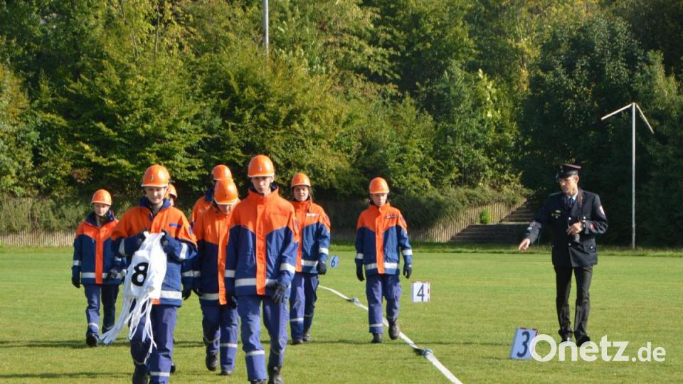 Leistungsbewertung zum Erwerb der Jugendleistungsspange der Deutschen Jugendfeuerwehr im Vohenstraußer Sportzentrum. Bild: dob
