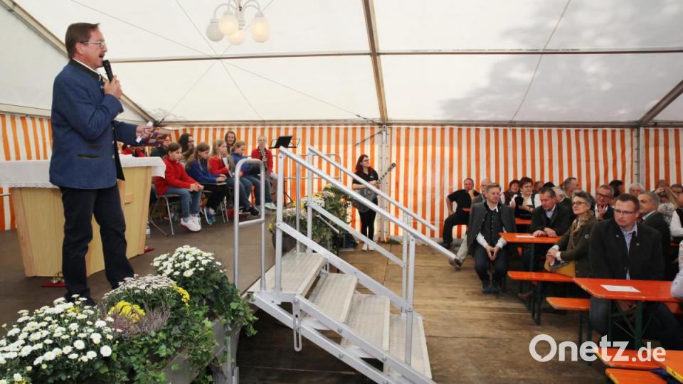 Der Vorsitzende der Steinwald-Allianz, Hans Donko (links), eröffnete das 13. Waldhausfest. Bild: JOCHEN NEUMANN 
ERBENDORF