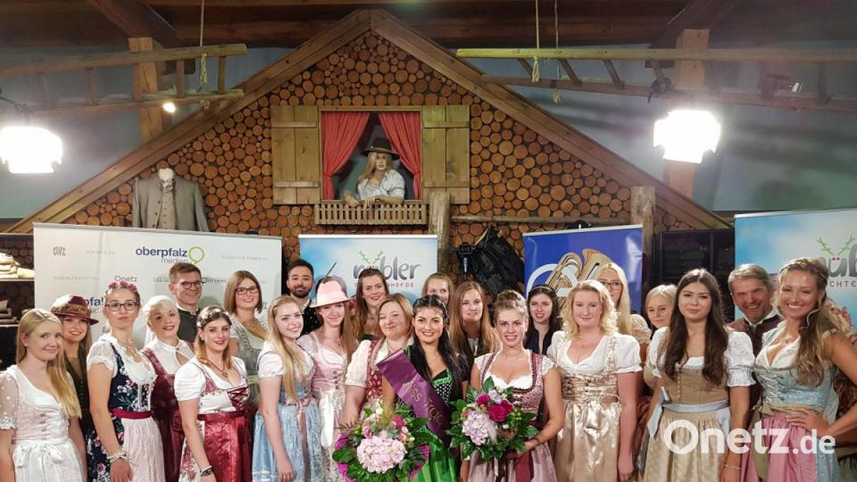 Viele der Bewerberinnen waren am Samstag in den Trachtenhof Nübler gekommen - in der Hoffnung, als Siegerin nach Hause zu gehen. Die Siegerinnen sind Jenny Wurster (26) und Sophia Dotzler (18) (vorne mittig, von links) . Bild: Judith Lehner